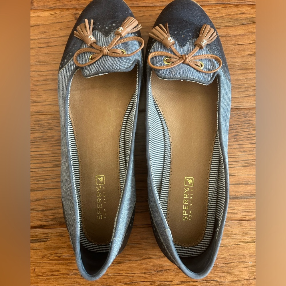IN GREAT CONDITION//RARELY WORN: SPERRY DENIM-STYLE FLATS IN NAVY, SIZE 9.5